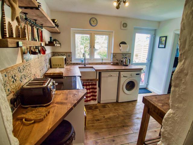Knocker Cottage Is A 3 Bedroom Made Up Of 1 Double Bedroom And 2 Small Double Bedrooms In Small Village 10 Min To Beaches Кембърн Екстериор снимка