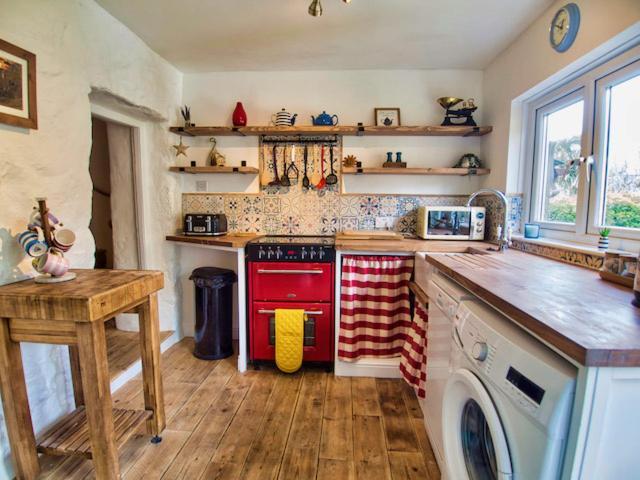 Knocker Cottage Is A 3 Bedroom Made Up Of 1 Double Bedroom And 2 Small Double Bedrooms In Small Village 10 Min To Beaches Кембърн Екстериор снимка
